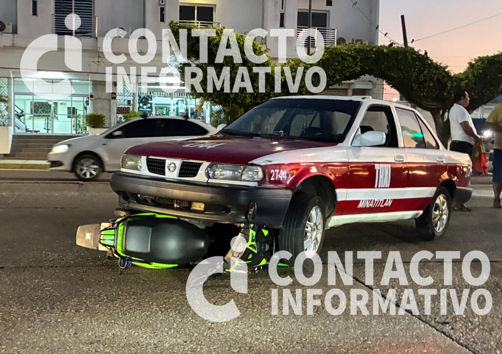 Moto termina debajo de taxi tras maniobra en cruce de Justo Sierra; esto sabemos