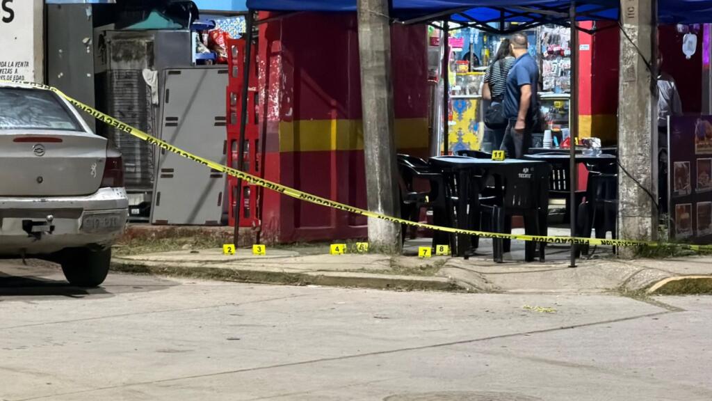 *En “Los Chonchitos” asesinan a joven a balazos, la víctima quedó sentada en las mesas del negocio en la colonia Antonio Luna de Coatzacoalcos*