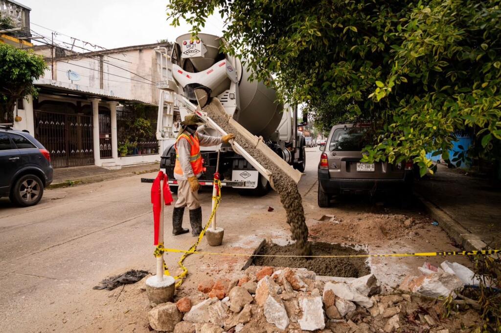 Gobierno de Minatitlán continua con trabajos de rehabilitación vial