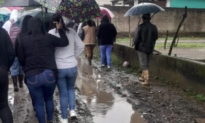 Vecinos de Capoacan piden rehabilitación urgente de su camino principal en Minatitlán