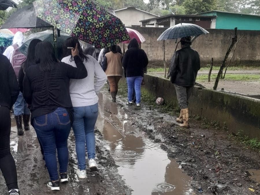 Vecinos de Capoacan piden rehabilitación urgente de su camino principal en Minatitlán