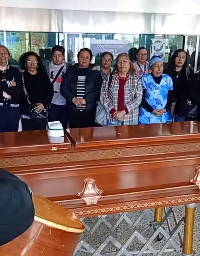 *Despiden a “La Preciosa” en el HGZ 36 de Coatzacoalcos, recorrió el ataúd los pasillos de la clínica donde atendió como enfermera a miles de pacientes*