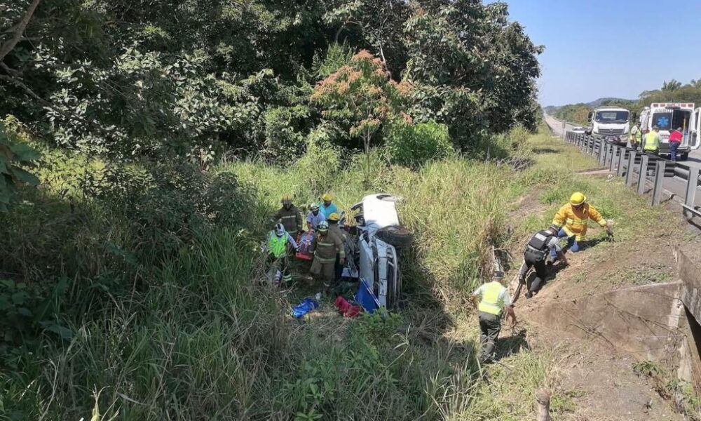*Cuatro chiapanecos lesionados tras volcadura en la súper carretera Las Choapas–Ocozocoautla*