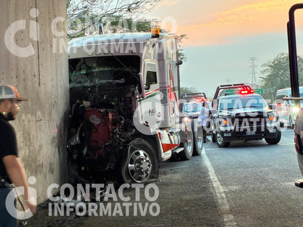 🚨 TRÁILER SE ESTRELLA CONTRA PUENTE EN LA ICA; OPERADOR TERMINA LESIONADO