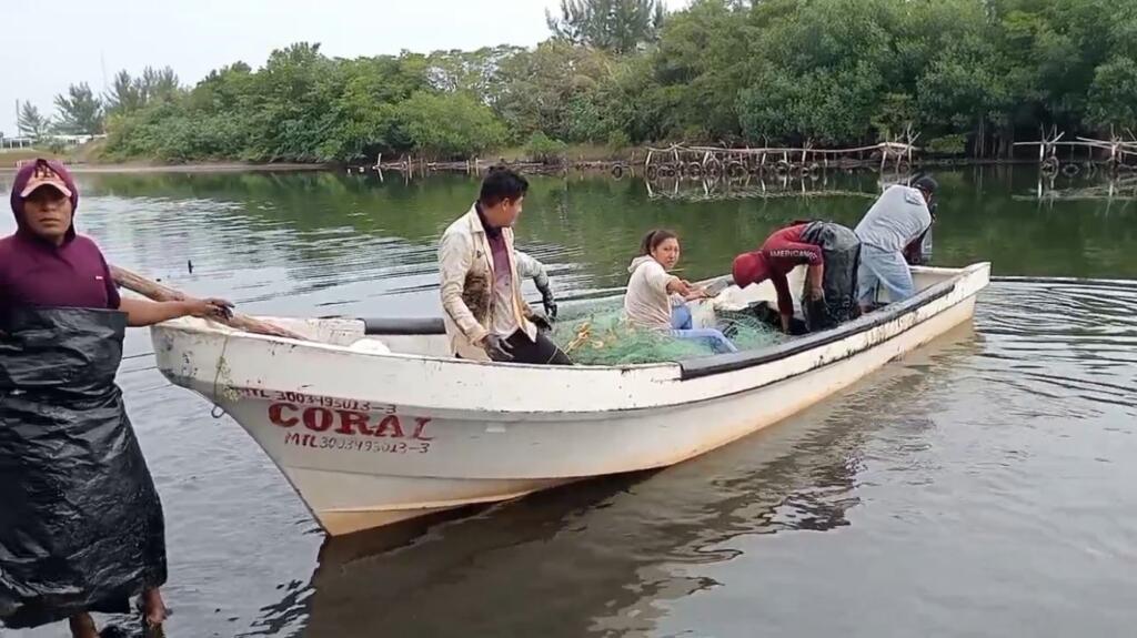 Pemex descarta derrame en playas del sur de Veracruz; pescadores insisten en las afectaciones