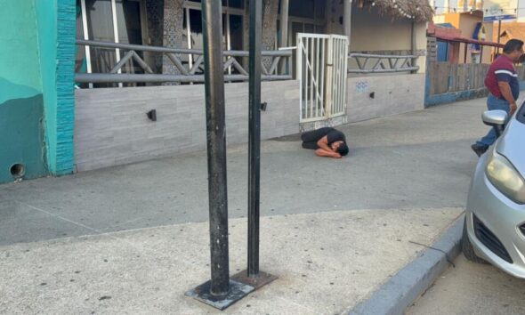 Joven amanece dormido sobre la banqueta afuera de bar en el malecón de Coatzacoalcos