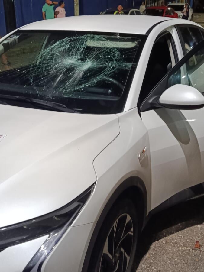 *Sujeto agresivo daña cinco v vehículos afuera del Hospital General de Zona 36 del IMSS de Coatzacoalcos*