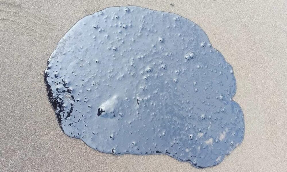 Derrame de hidrocarburo contamina playas de Pajapan; piden no consumir mariscos ni entrar al mar