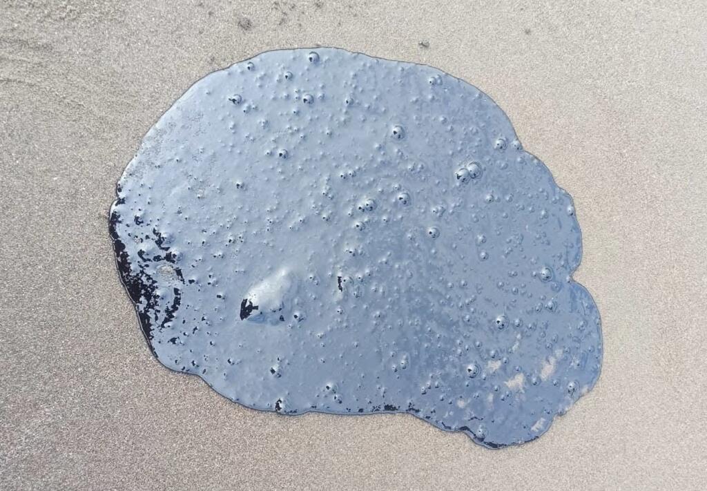 Derrame de hidrocarburo contamina playas de Pajapan; piden no consumir mariscos ni entrar al mar