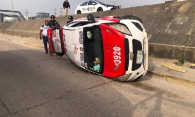 *Pierde el control de su taxi y sale volando del puente Joroba de Coatzacoalcos*