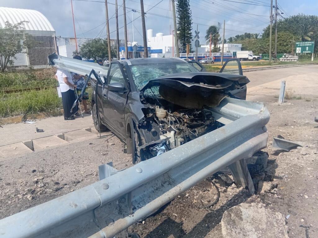 *Se impactó contra muro de contención en la carretera Coatzacoalcos – Villahermosa*