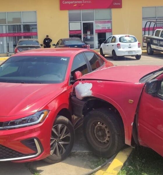 Camioneta pierde el control, se sube a jardineras y choca contra auto estacionado en Insurgentes Norte