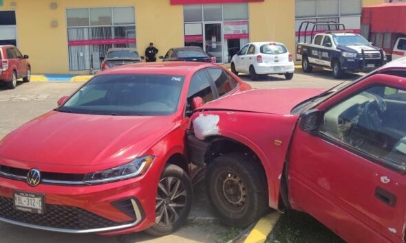Camioneta pierde el control, se sube a jardineras y choca contra auto estacionado en Insurgentes Norte