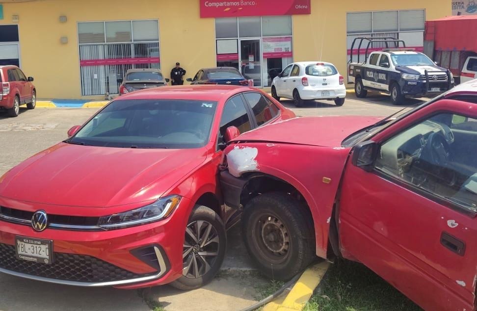 Camioneta pierde el control, se sube a jardineras y choca contra auto estacionado en Insurgentes Norte