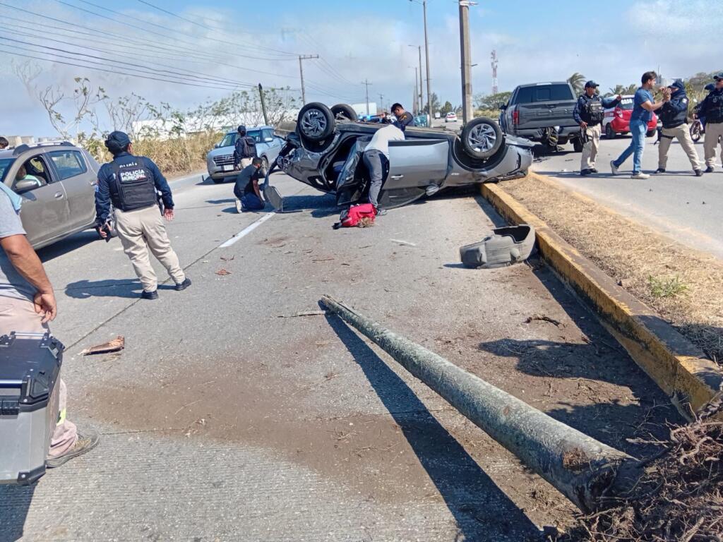 *Persecución terminó en volcadura en la colonia Olmeca de Coatzacoalcos*