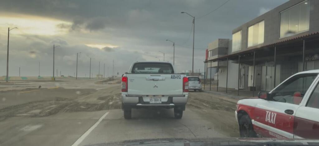 *Limpian de arena y palotada el malecón de Coatzacoalcos tras paso del frente frío 41*