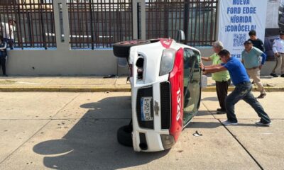 *Auto no respetó la preferencia y provocó volcadura de auto en el centro de Coatzacoalcos*