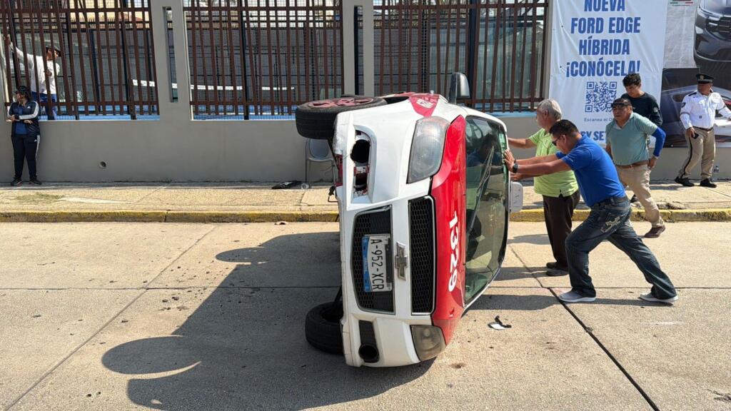 *Auto no respetó la preferencia y provocó volcadura de auto en el centro de Coatzacoalcos*
