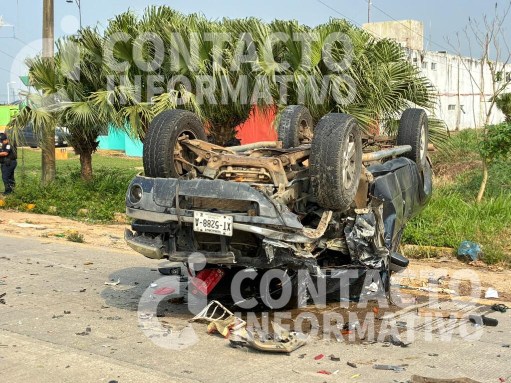(+Vídeo) Fuerte choque deja dos camionetas volcadas en Las Matas; conductores salen con vida