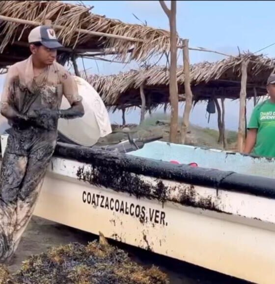 *Cierran playas en Pajapan por contaminación con hidrocarburo; pescadores reportan graves afectaciones*