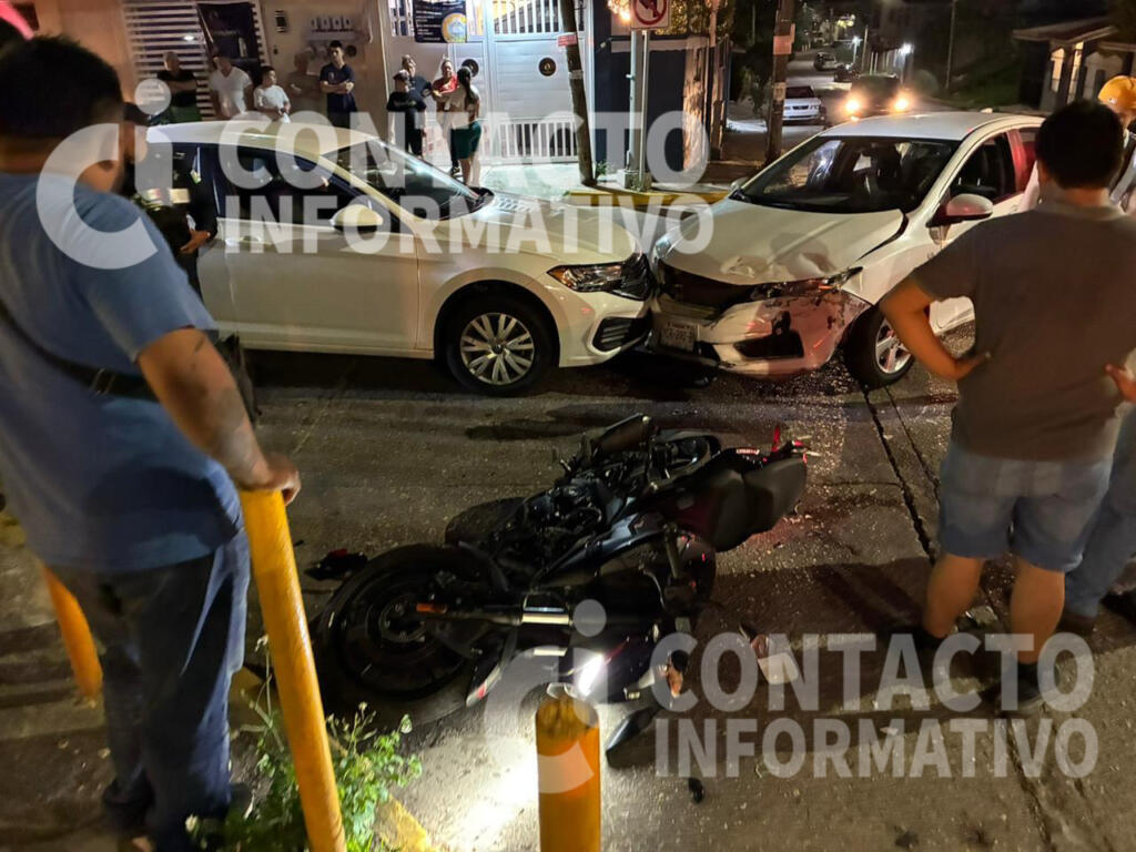 (+VIDEO) Motocicleta impacta auto y desata carambola con otro vehículo en Minatitlán, Ver.