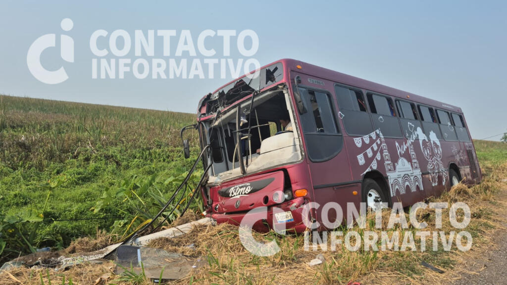 Autobús se sale del camino y termina contra poste en el tramo Las Matas