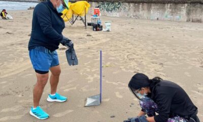 Deportistas y activistas se suman a limpieza de chapo en la playa de Coatzacoalcos