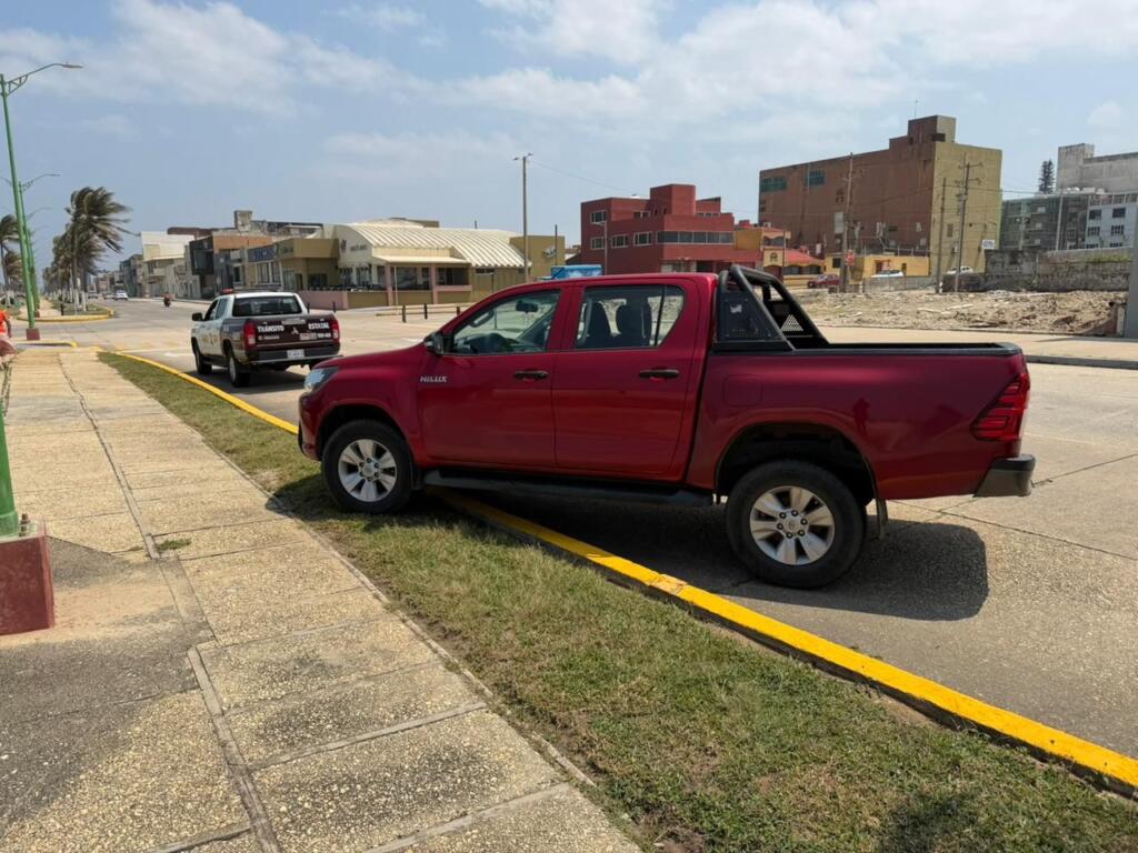 *Dama en presunto estado de ebriedad abandonó camioneta en el malecón de Coatzacoalcos*