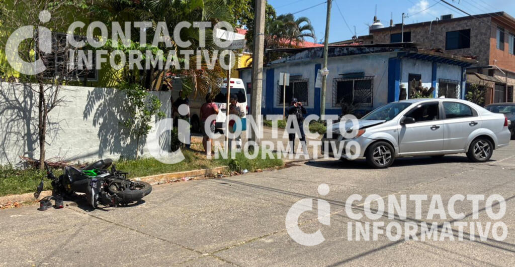 Motociclista se pasa la preferencia y termina herido tras chocar contra auto en la colonia Chapala
