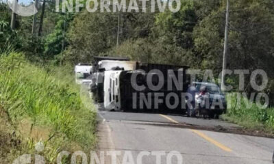 Unidad de carga vuelca y bloquea carretera Chinameca–Chacalapa; no hay lesionados