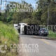 Unidad de carga vuelca y bloquea carretera Chinameca–Chacalapa; no hay lesionados