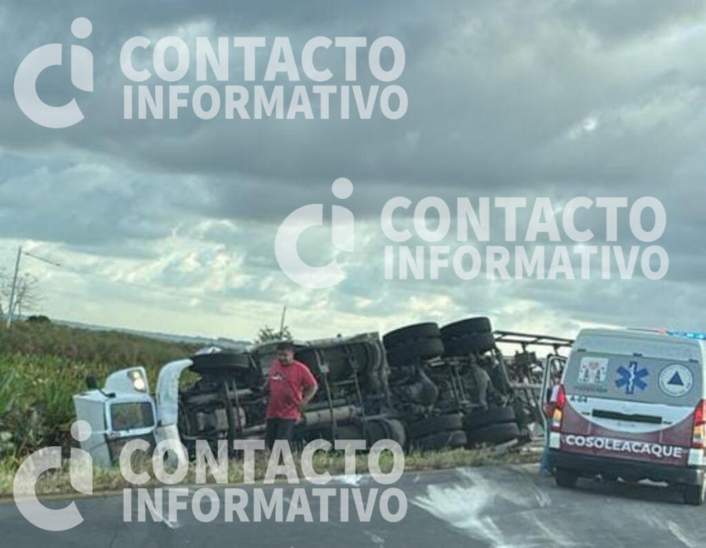 Vuelca tráiler en la Minatitlán–Coatzacoalcos; conductor resulta con golpes
