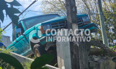 🚨 Camioneta se sale del camino y termina contra estructura en la Ruiz Cortines; estuvo a punto de caer a un barranco