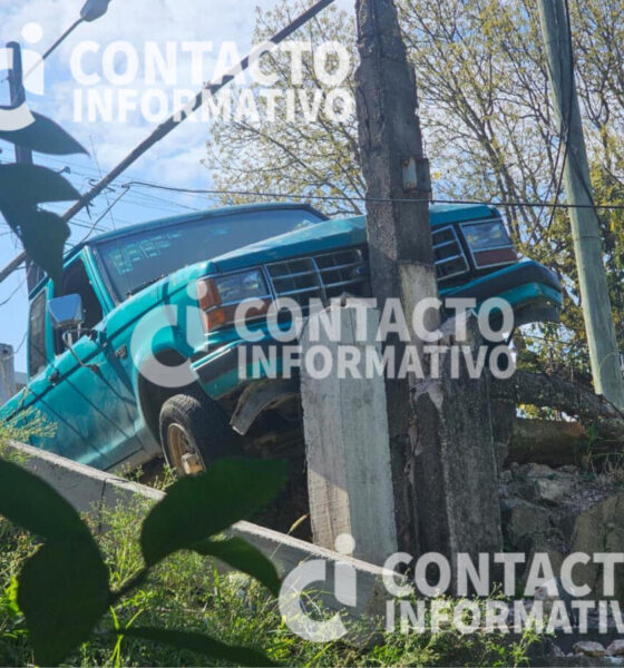 🚨 Camioneta se sale del camino y termina contra estructura en la Ruiz Cortines; estuvo a punto de caer a un barranco