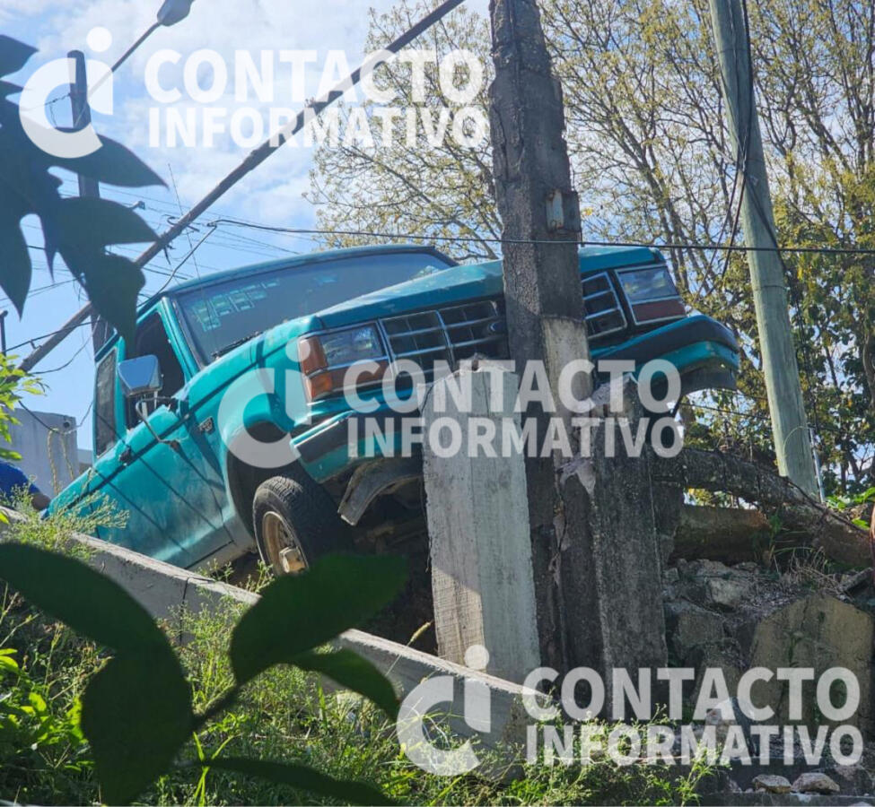 🚨 Camioneta se sale del camino y termina contra estructura en la Ruiz Cortines; estuvo a punto de caer a un barranco