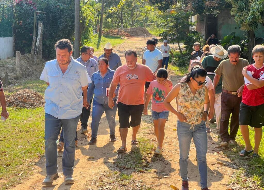 Alcalde de Cosoleacaque mantiene cercanía y diálogo con la ciudadanía en colonias y localidades.