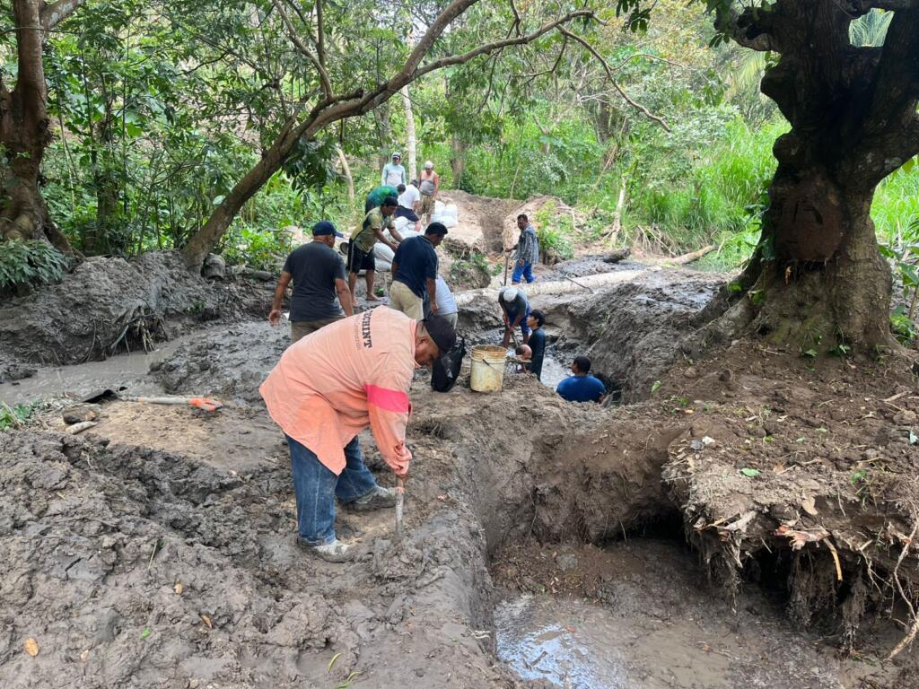 Avanzan trabajos de reparación en la línea general de agua potable en Cosoleacaque