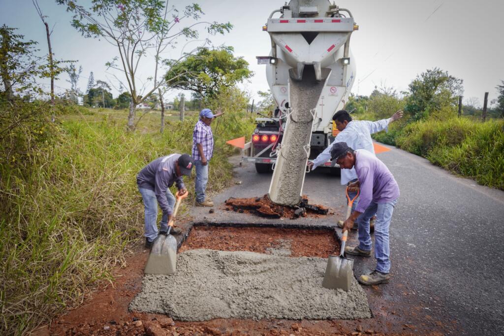 Ayuntamiento de Cosoleacaque realiza bacheo con concreto hidráulico en el tramo San Pedro – El Piñal