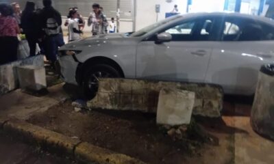 *Cuando estudiantes salían de clases, conductor estrelló su auto contra bancas de la Miguel Alemán González*