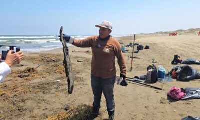 Habitantes de Las Barrillas limpian de hidrocarburo la playa, esperando la llegada de bañistas