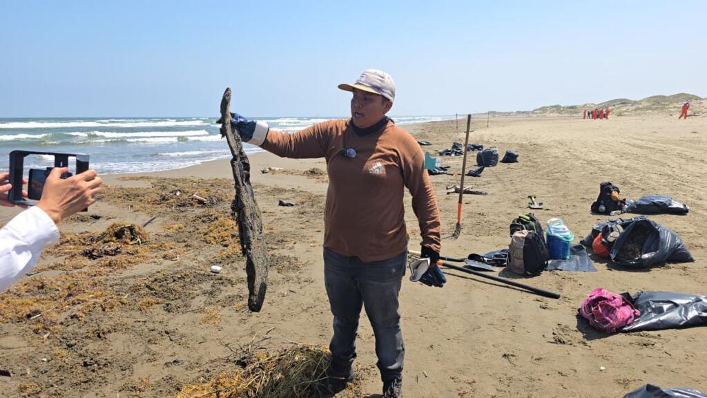 Habitantes de Las Barrillas limpian de hidrocarburo la playa, esperando la llegada de bañistas