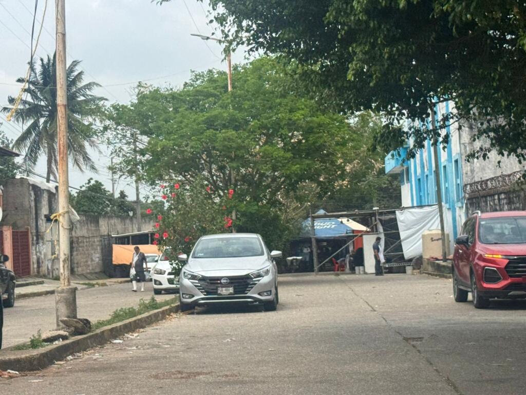 Vecinos exigen liberar la calle Roma en Nueva Mina; comerciantes llevan casi cuatro años ocupando la vialidad