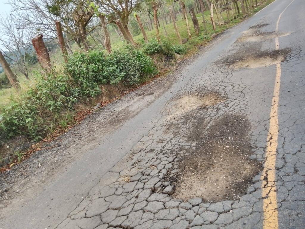 A un año de su rehabilitación millonaria, camino rural de Minatitlán comienza a deteriorarse, denuncian campesinos