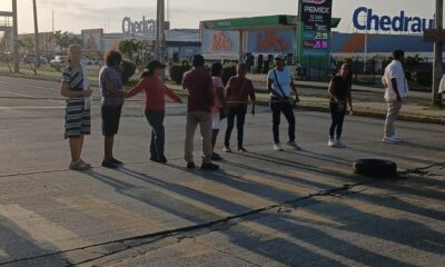 *Bloquean avenida Universidad por falta de agua en colonias del poniente*