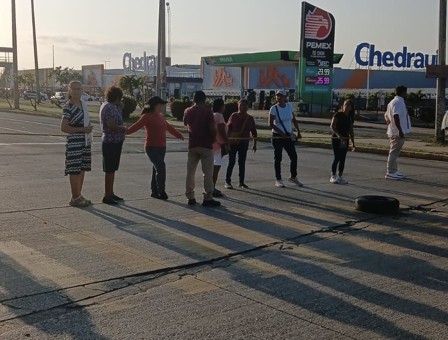 *Bloquean avenida Universidad por falta de agua en colonias del poniente*