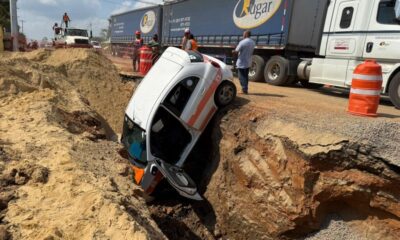 Taxista de Acayucan, cae a cuneta en la carretera Costera del Golfo, chofer asegura que no había señalización.