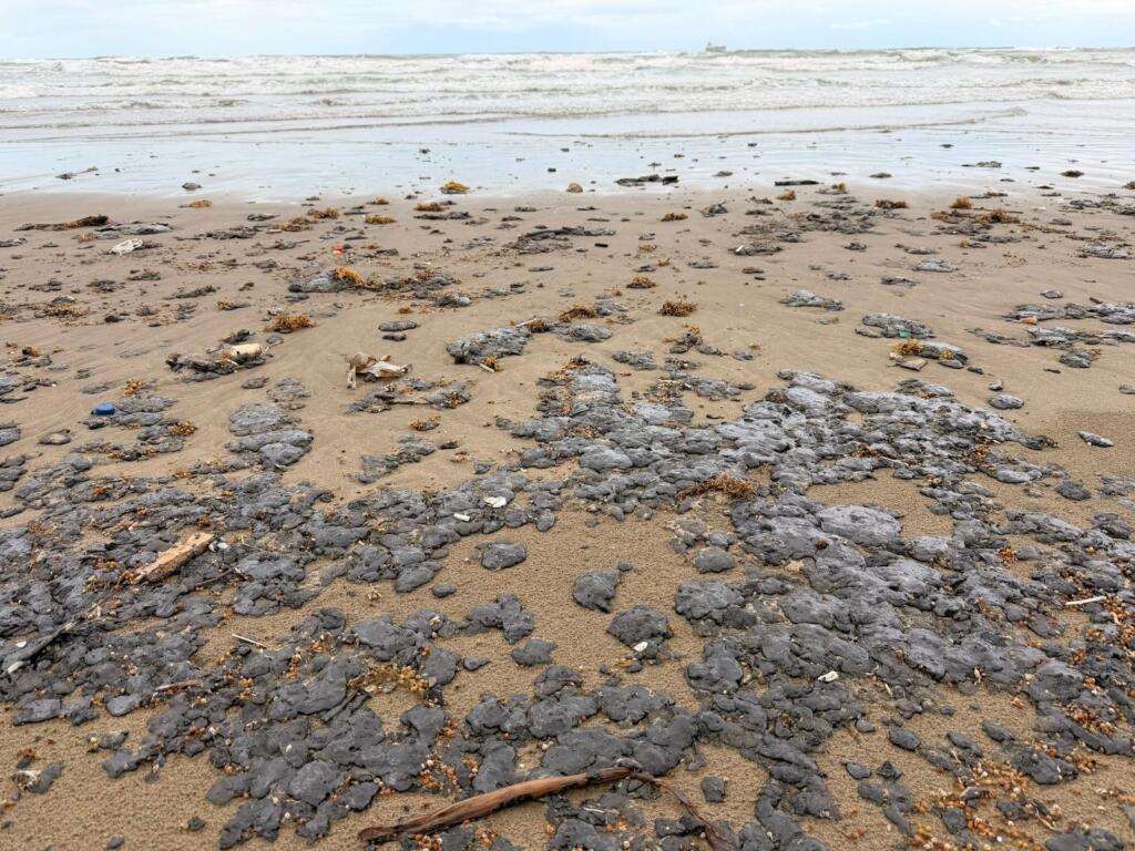 Chapopote llega a playas de Coatzacoalcos