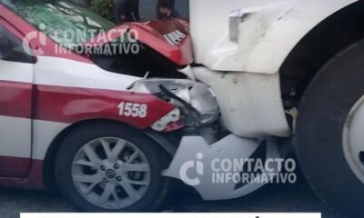 Choque entre taxi y tráiler deja unidad destrozada en la Nueva Mina Norte