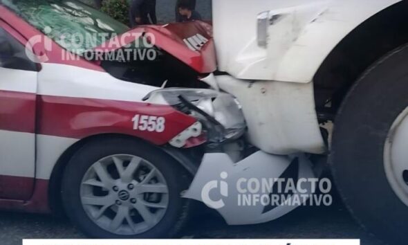 Choque entre taxi y tráiler deja unidad destrozada en la Nueva Mina Norte