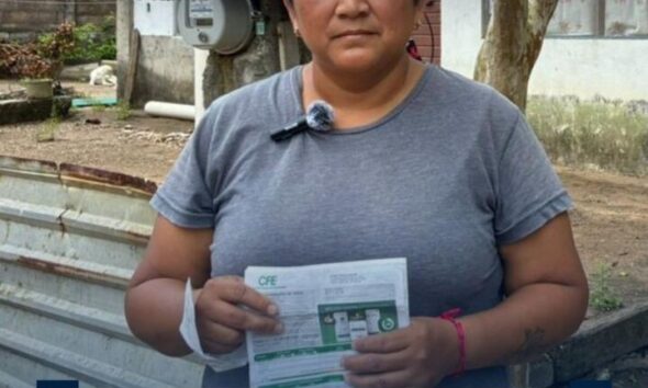 (+VIDEO) De pagar 500 pesos a más de 11 mil: caso de recibo eléctrico causa inconformidad en Minatitlán
